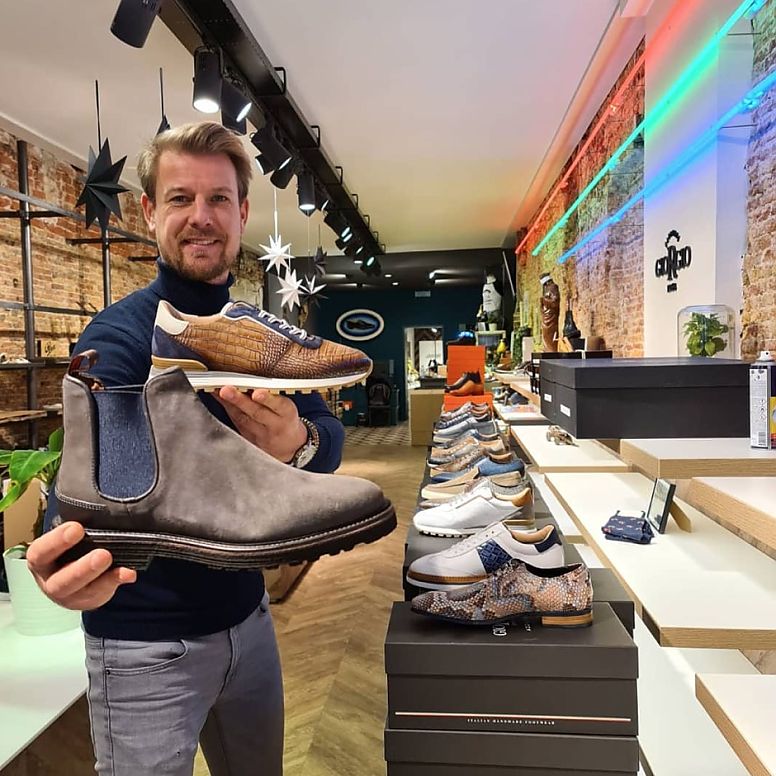 SchoenenZaken verkoopt 1.200 paar schoenen: online jaaromzet in een maand  gehaald › GROC - Groninger Ondernemers Courant