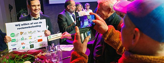 Lijsttrekkersdebat in Martiniplaza: symbolisch akkoord tegen reclamebelasting // Schouw Bedrijventerrein West: "Volgens mij woont daar iemand illegaal!" 
