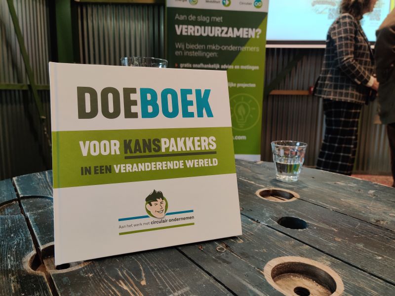 Wethouder overhandigt eerste exemplaar doeboek Circulair Ondernemen