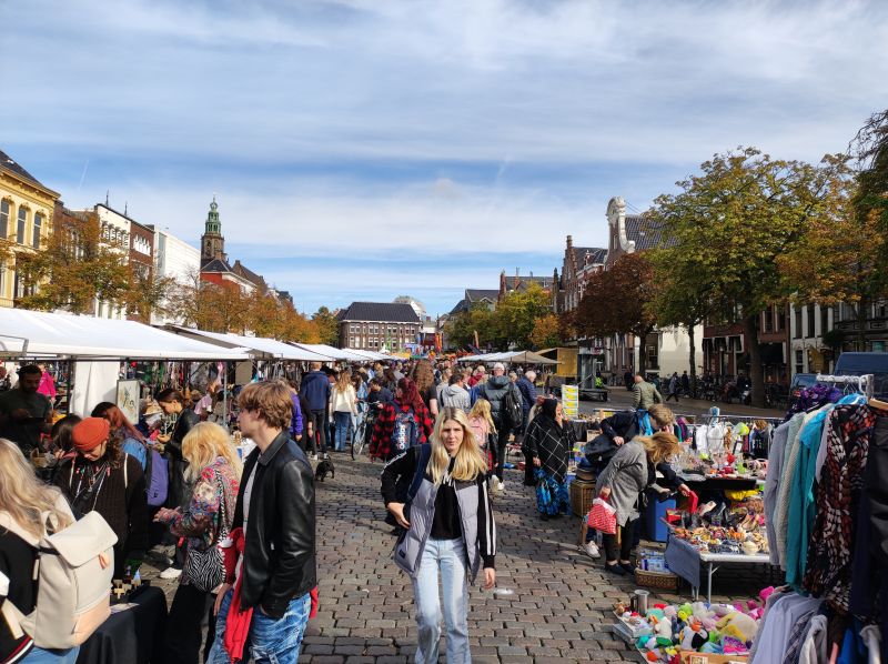 Drukke vlooienmarkt in Groningen tijdens Duitse feestdag