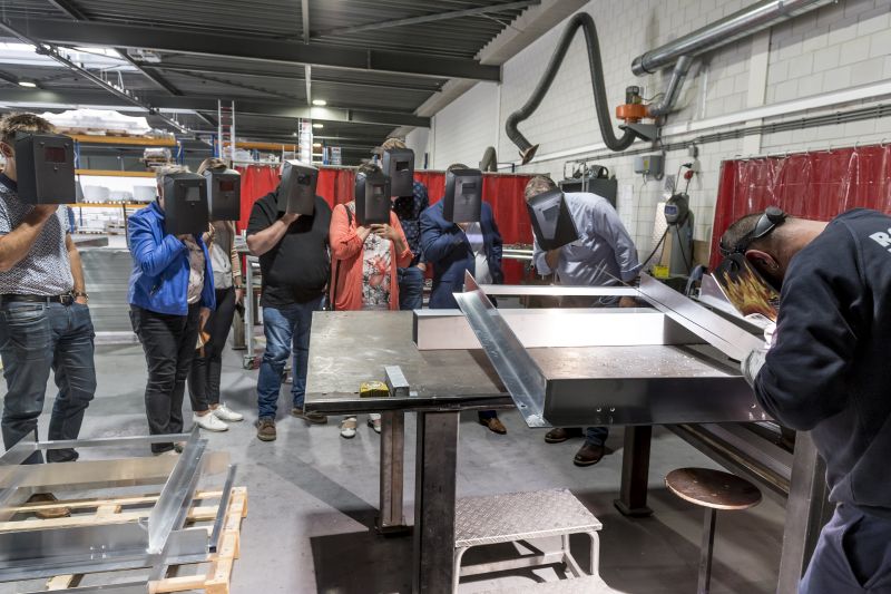 Roossien Hoogwerktechniek krijgt leden VBZO op bezoek