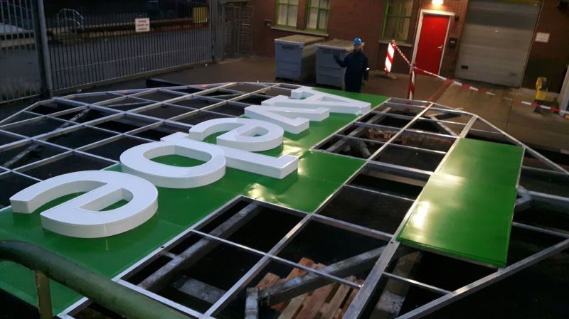 (Groningse producten) Matthijssen -Ten Have reclame uit Groningen bouwt enorm logo AVEBE